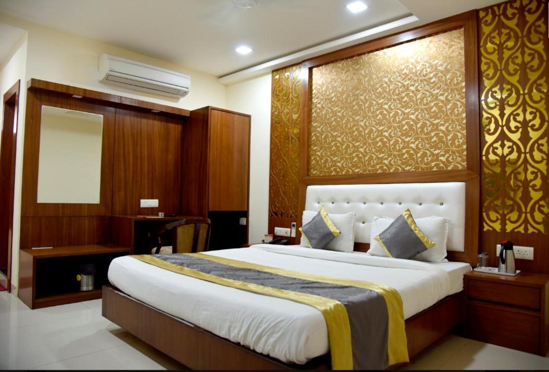 Hotel Simran Pride, Raipur Exteriör bild